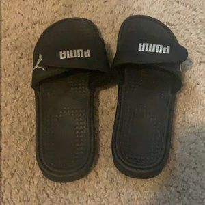 Black womens 6 puma slides final price!!!